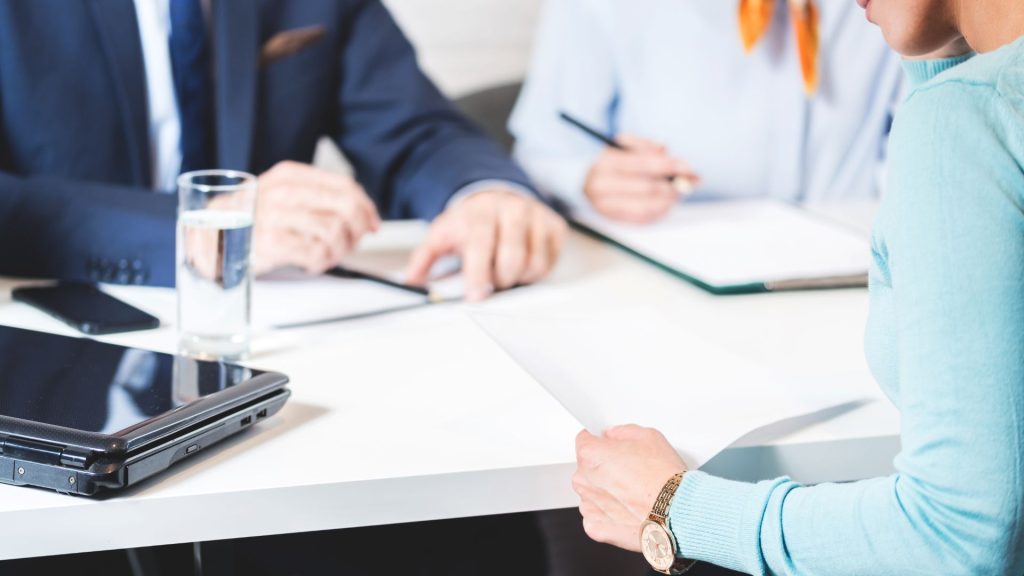 Los secretos para negociar un buen contrato laboral
